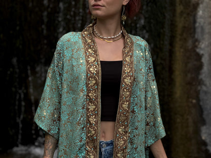Leichter Boho Kimono mit floralem Muster in braun blau gold