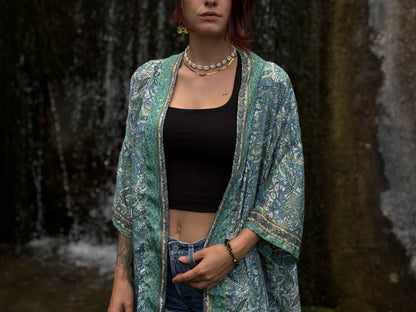 Leichter Boho Kimono mit Paisley Muster in weiß grün blau gold