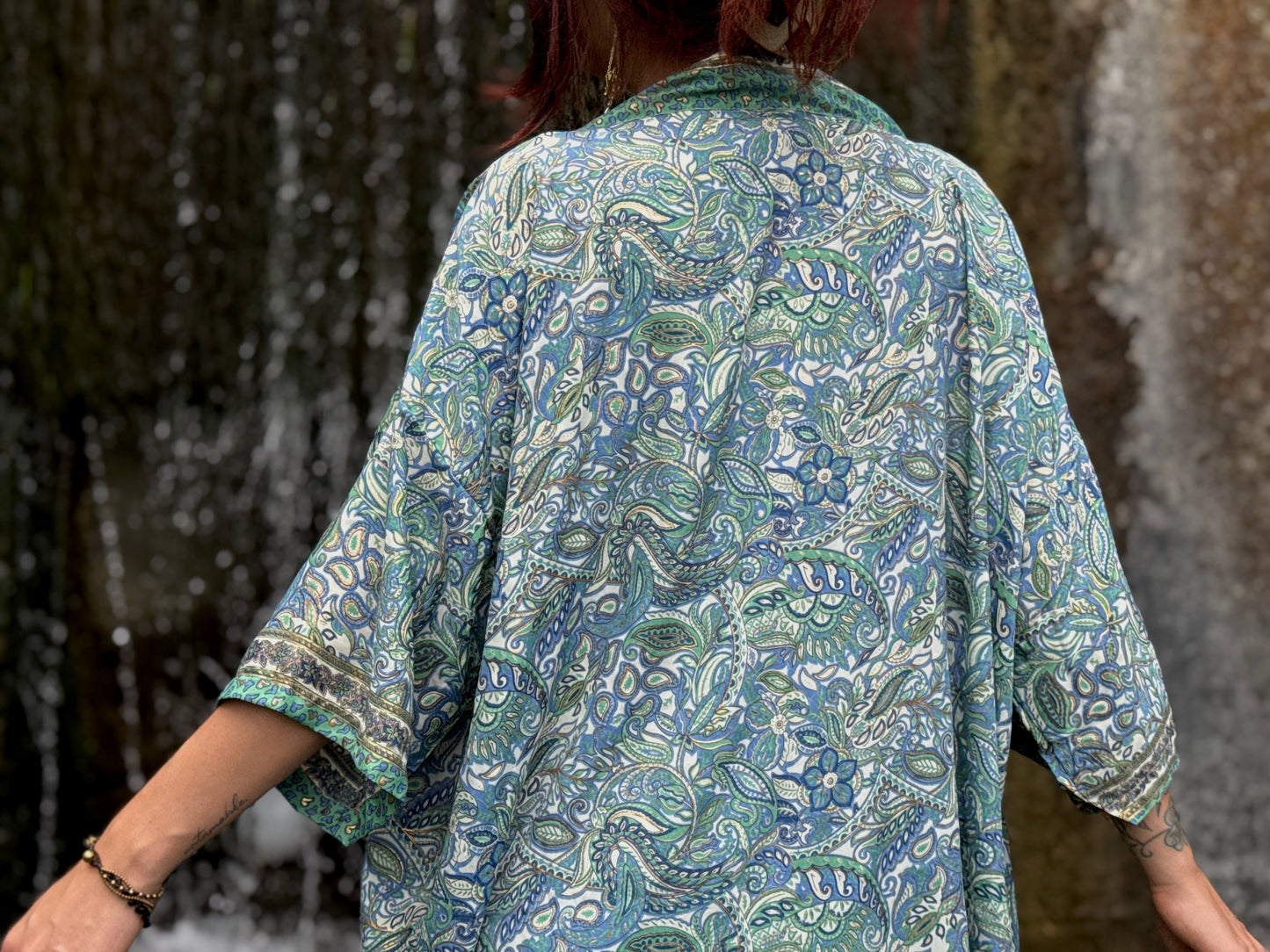 Leichter Boho Kimono mit Paisley Muster in weiß grün blau gold