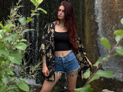 Leichter Boho Kimono mit floralem Muster in schwarz beige gold