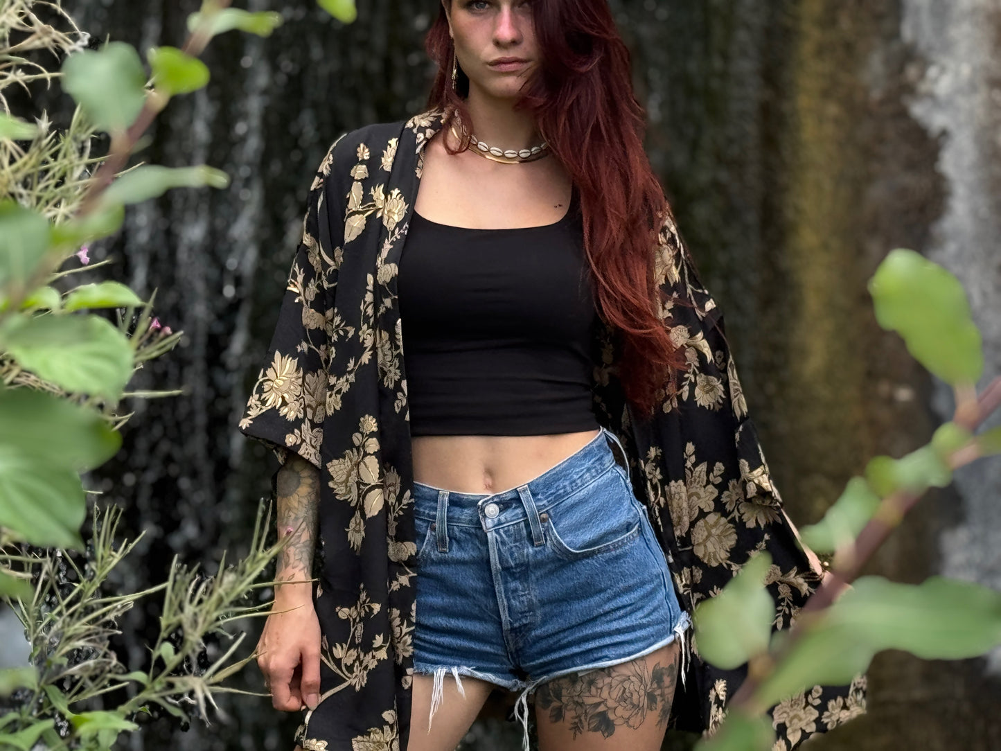 Leichter Boho Kimono mit floralem Muster in schwarz beige gold