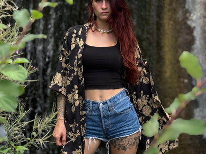 Leichter Boho Kimono mit floralem Muster in schwarz beige gold