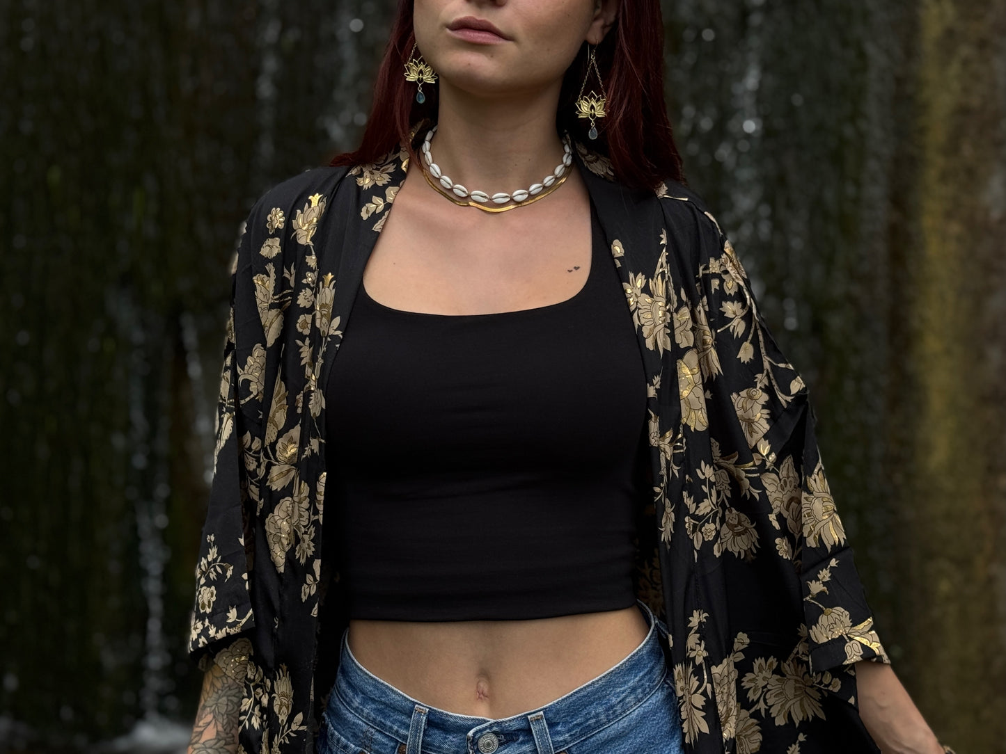 Leichter Boho Kimono mit floralem Muster in schwarz beige gold