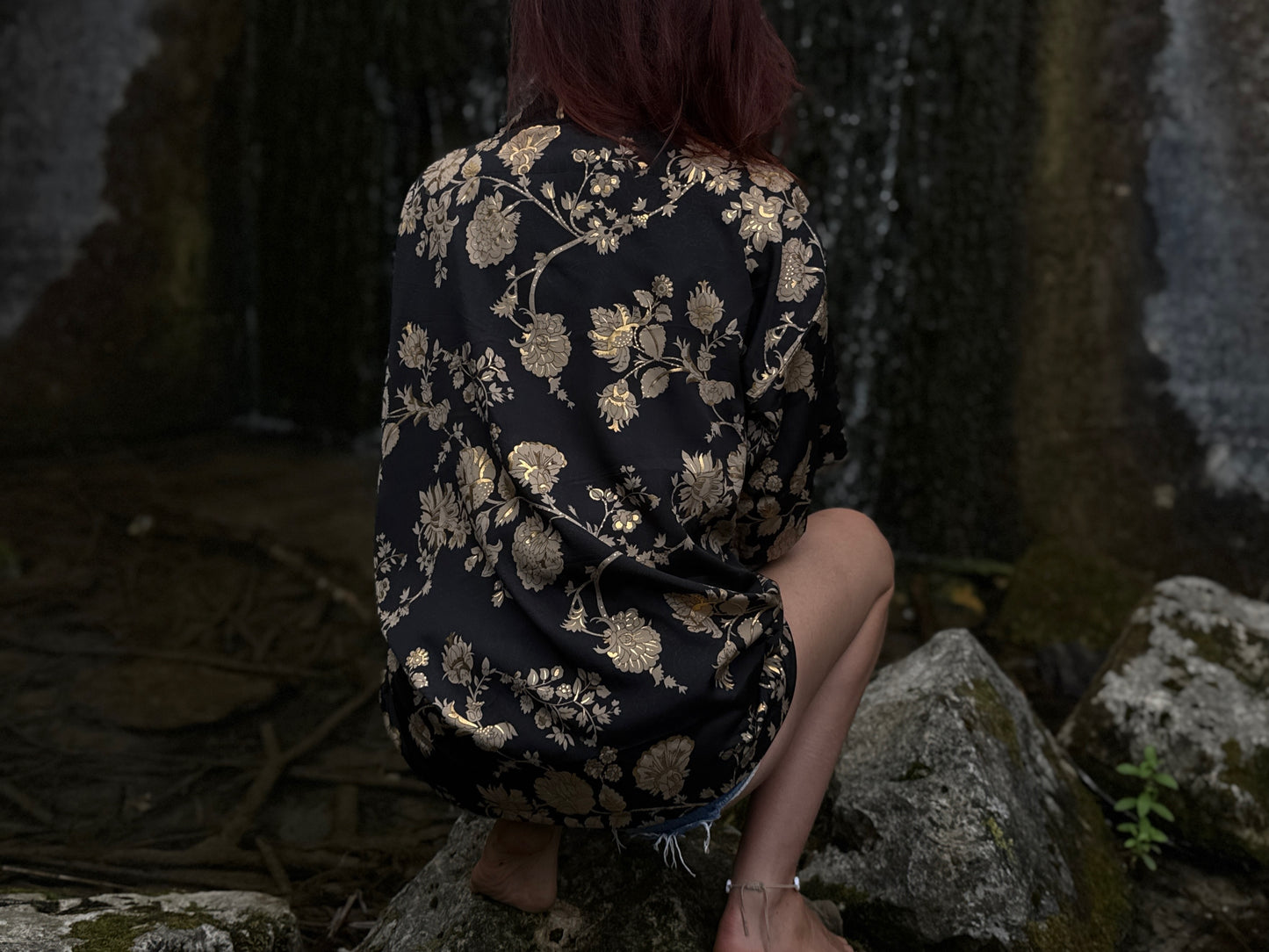 Leichter Boho Kimono mit floralem Muster in schwarz beige gold