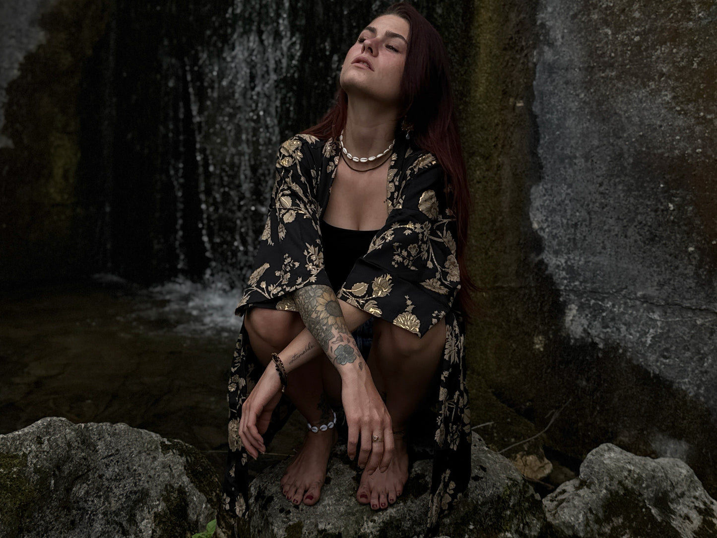 Leichter Boho Kimono mit floralem Muster in schwarz beige gold