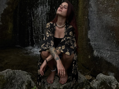 Leichter Boho Kimono mit floralem Muster in schwarz beige gold