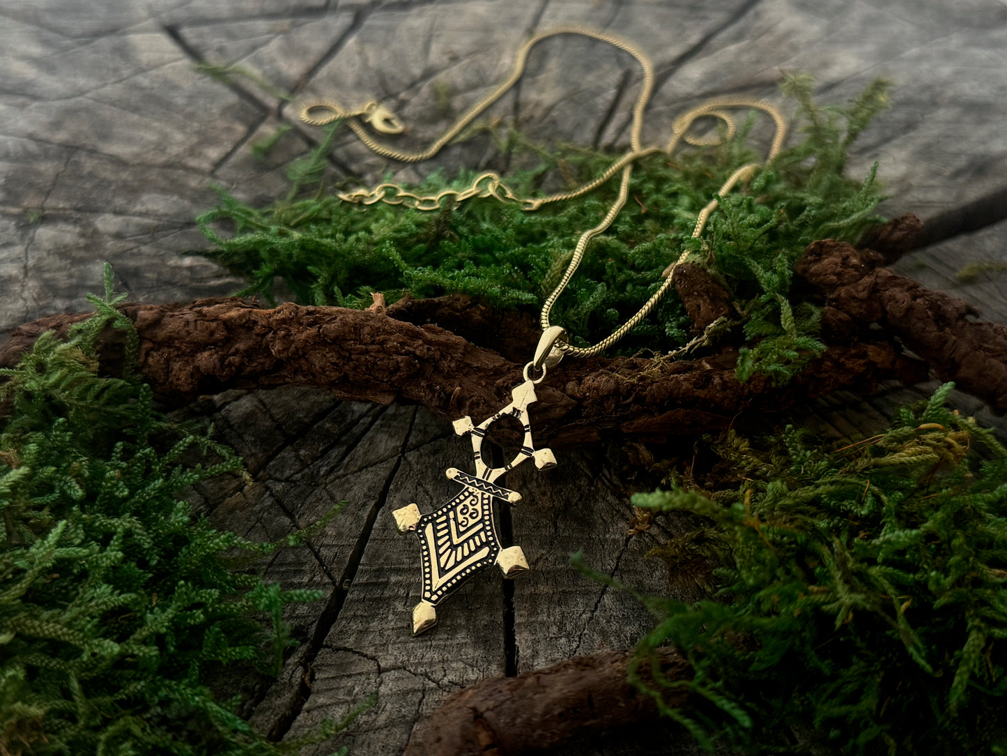 kleiner goldfarbener Messing Anhänger – Kreuz des Südens – Ethno Sternenkreuz – Boho Schmuck - unisex