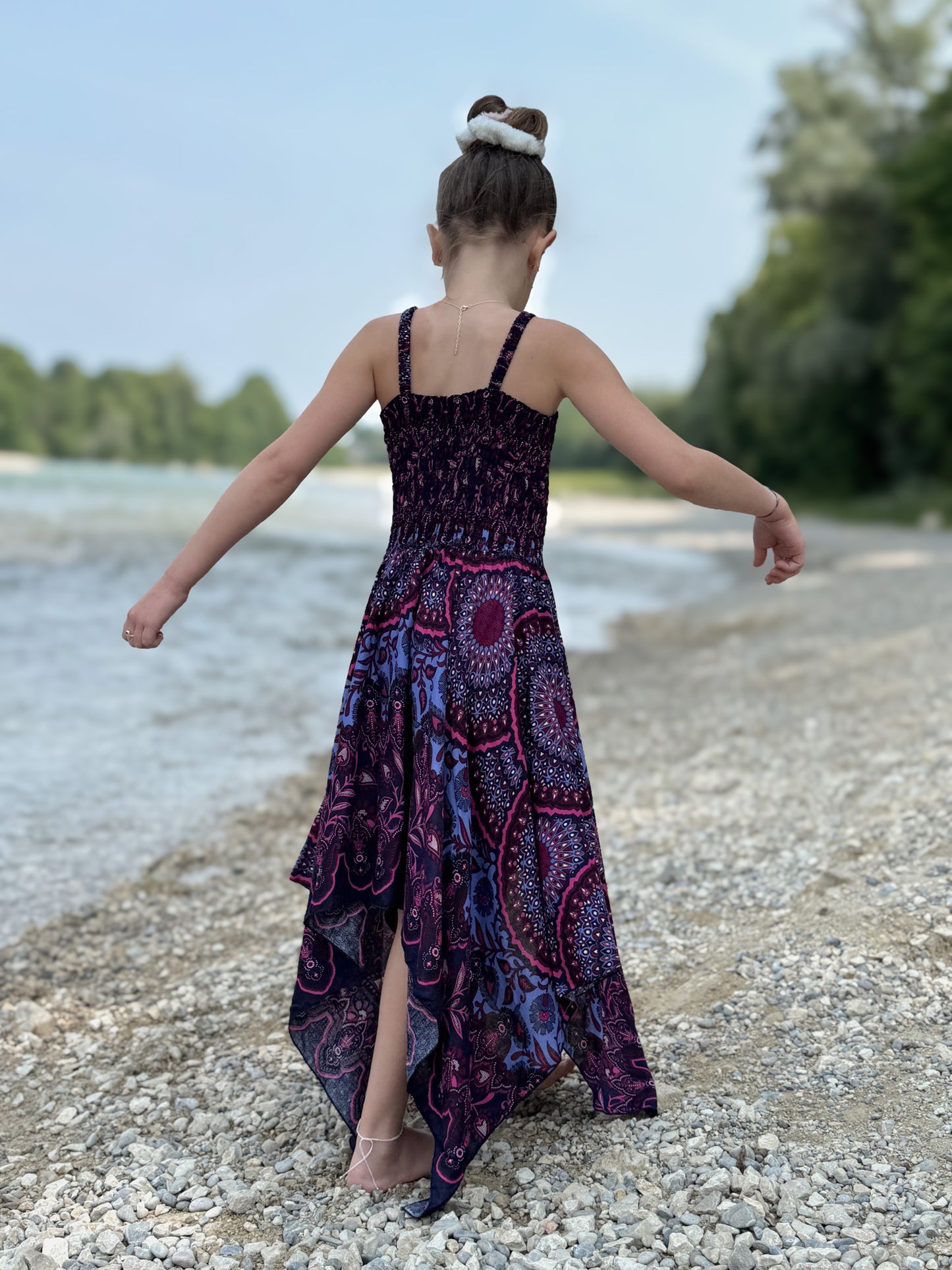 luftiges Elfenkleid für Kinder, rosa lila gemustertes Sommerkleid im Boho Look für Mädchen, Fransenkleid