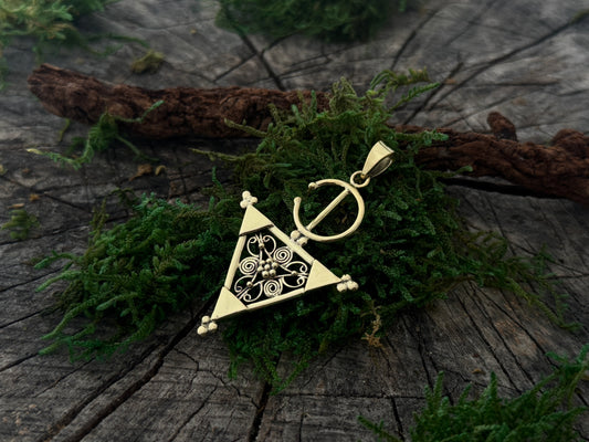 Anhänger mit filigran verziertem Dreieck aus Messing
