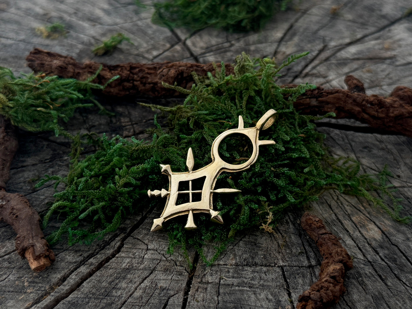 massiver goldfarbener Anhänger aus Messing für Männer