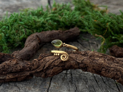 Zehenring mit Spirale, Pünktchen und Stein in Tropfenform aus Messing, vergoldet