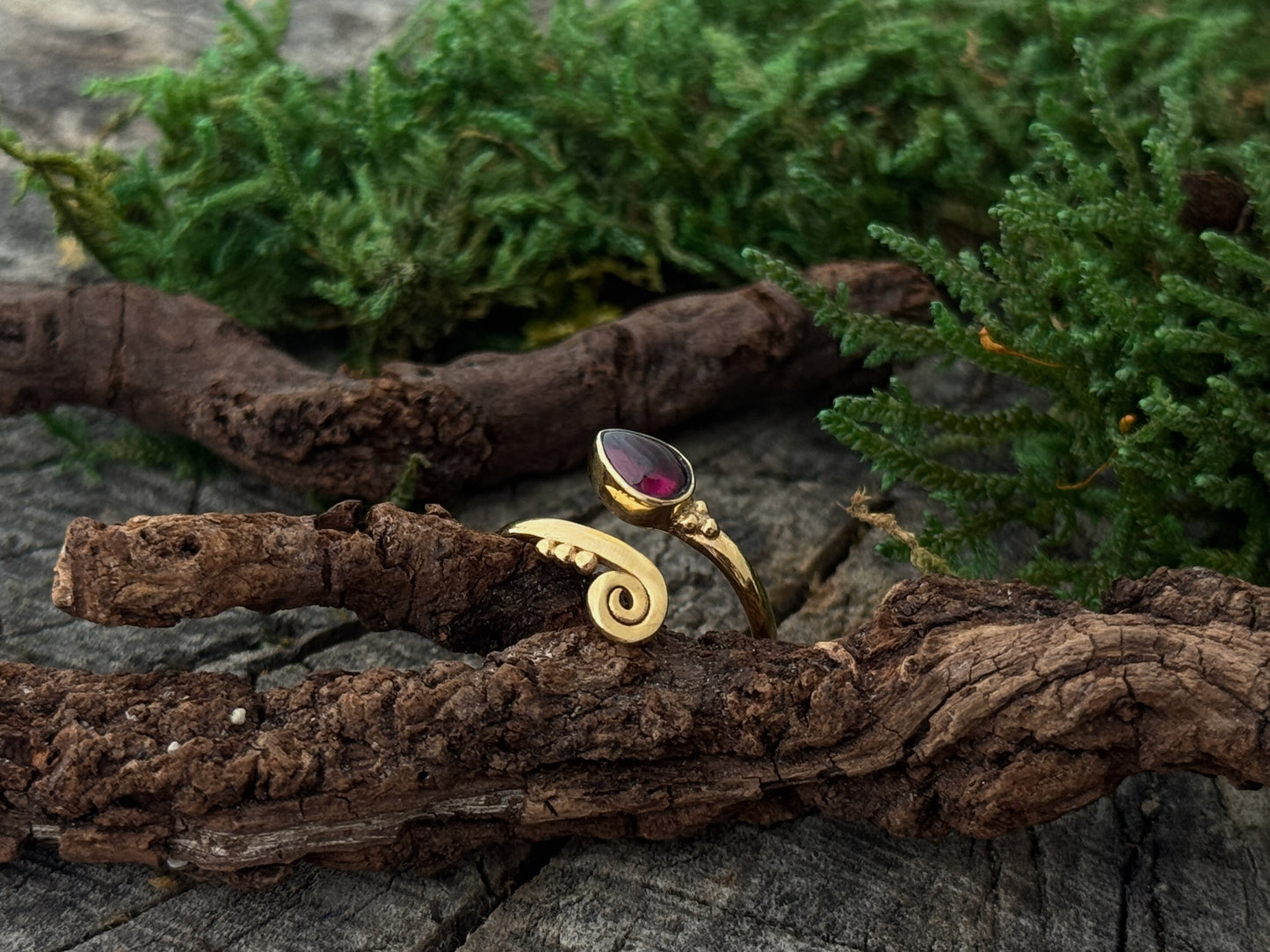 Zehenring mit Spirale, Pünktchen und Stein in Tropfenform aus Messing, vergoldet