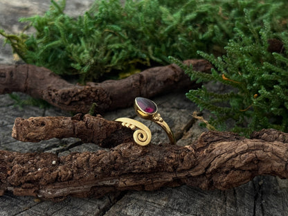 Zehenring mit Spirale, Pünktchen und Stein in Tropfenform aus Messing, vergoldet