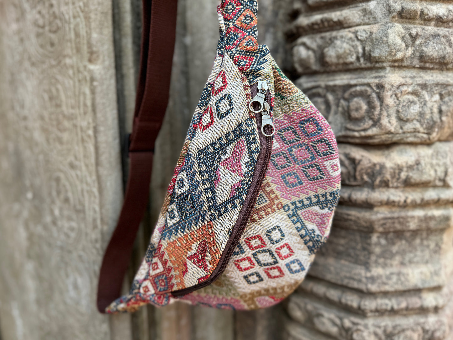 praktische bunte Bauchtasche mit Reißverschluss in weiß rosa grün orange