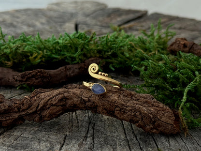 Zehenring mit Spirale, Pünktchen und Stein in Tropfenform aus Messing, vergoldet