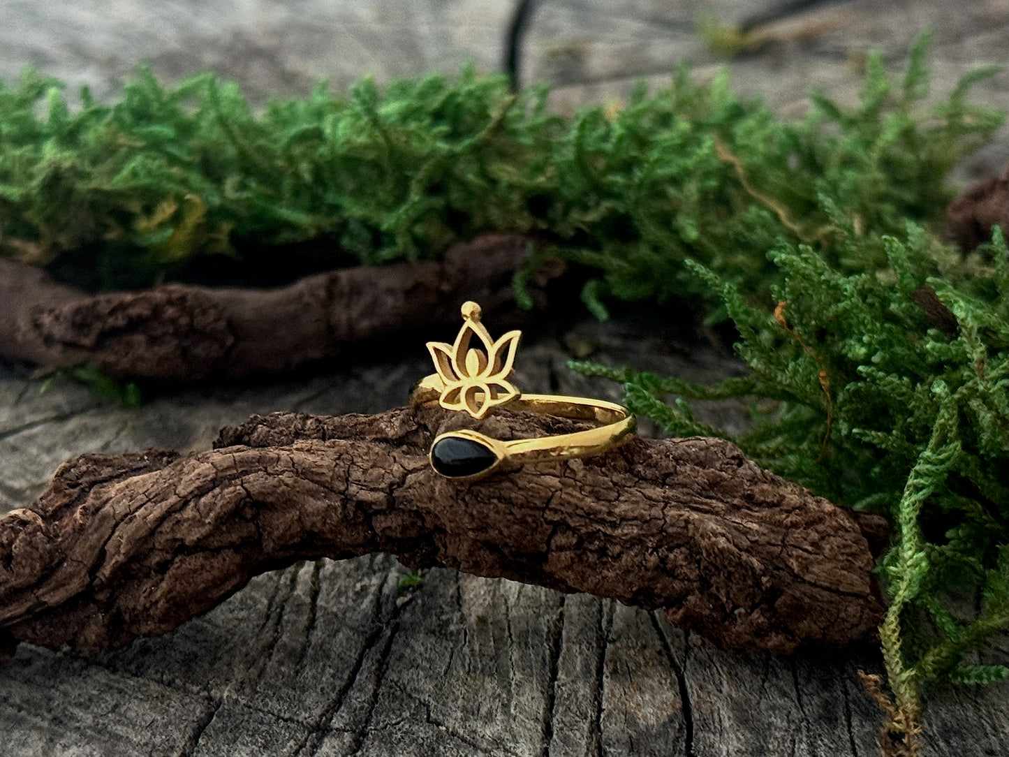 Gold plated toe ring with stone and small flower 