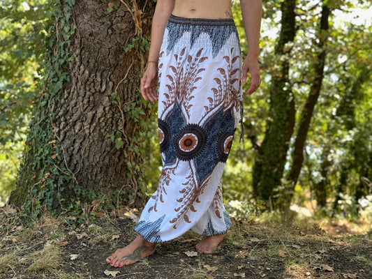 luftige Pluderhose in weiß mit floralem Pfauenmuster und zwei seitlichen Eingriffstaschen