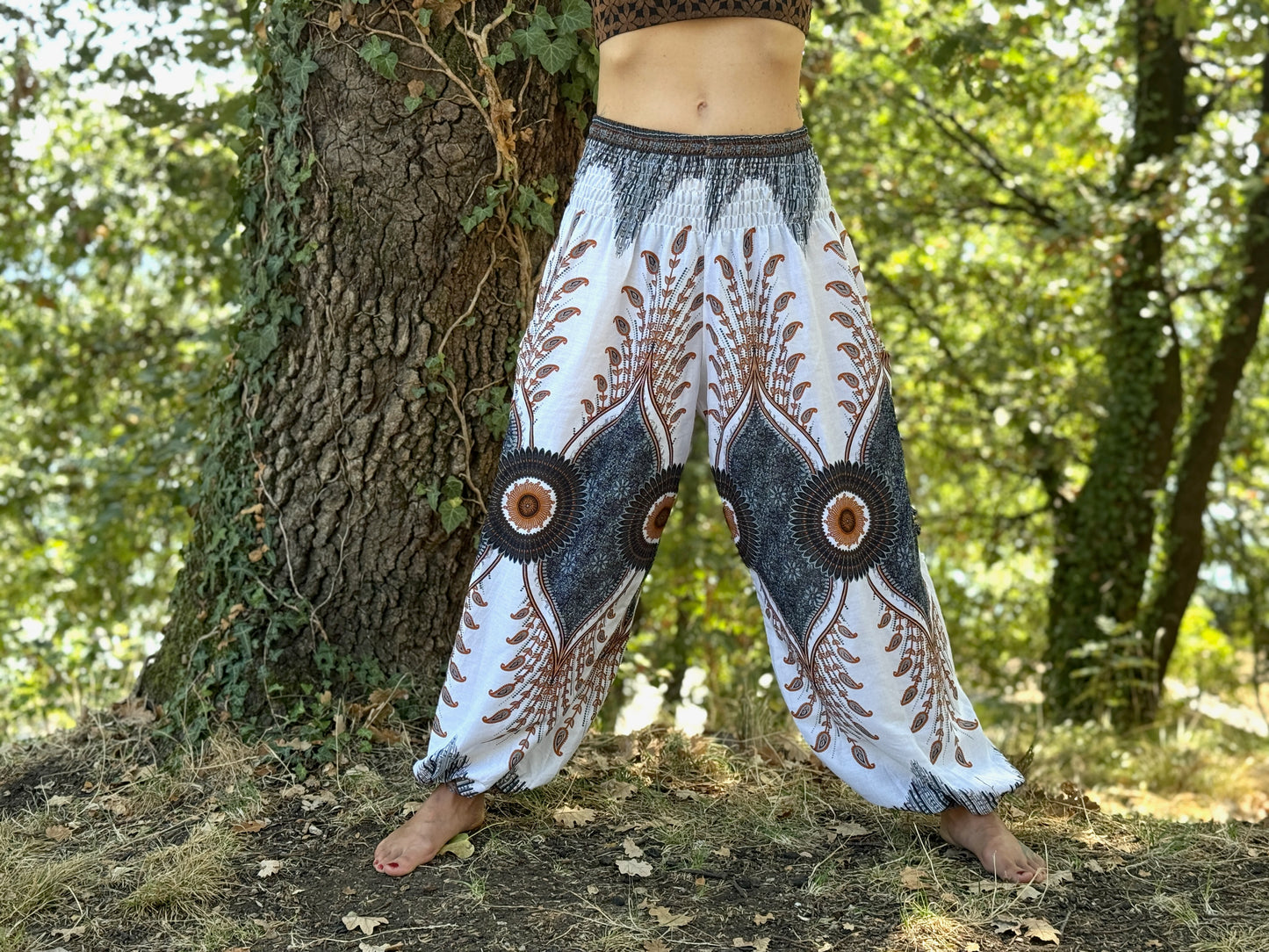 luftige Pluderhose in weiß mit floralem Pfauenmuster und zwei seitlichen Eingriffstaschen