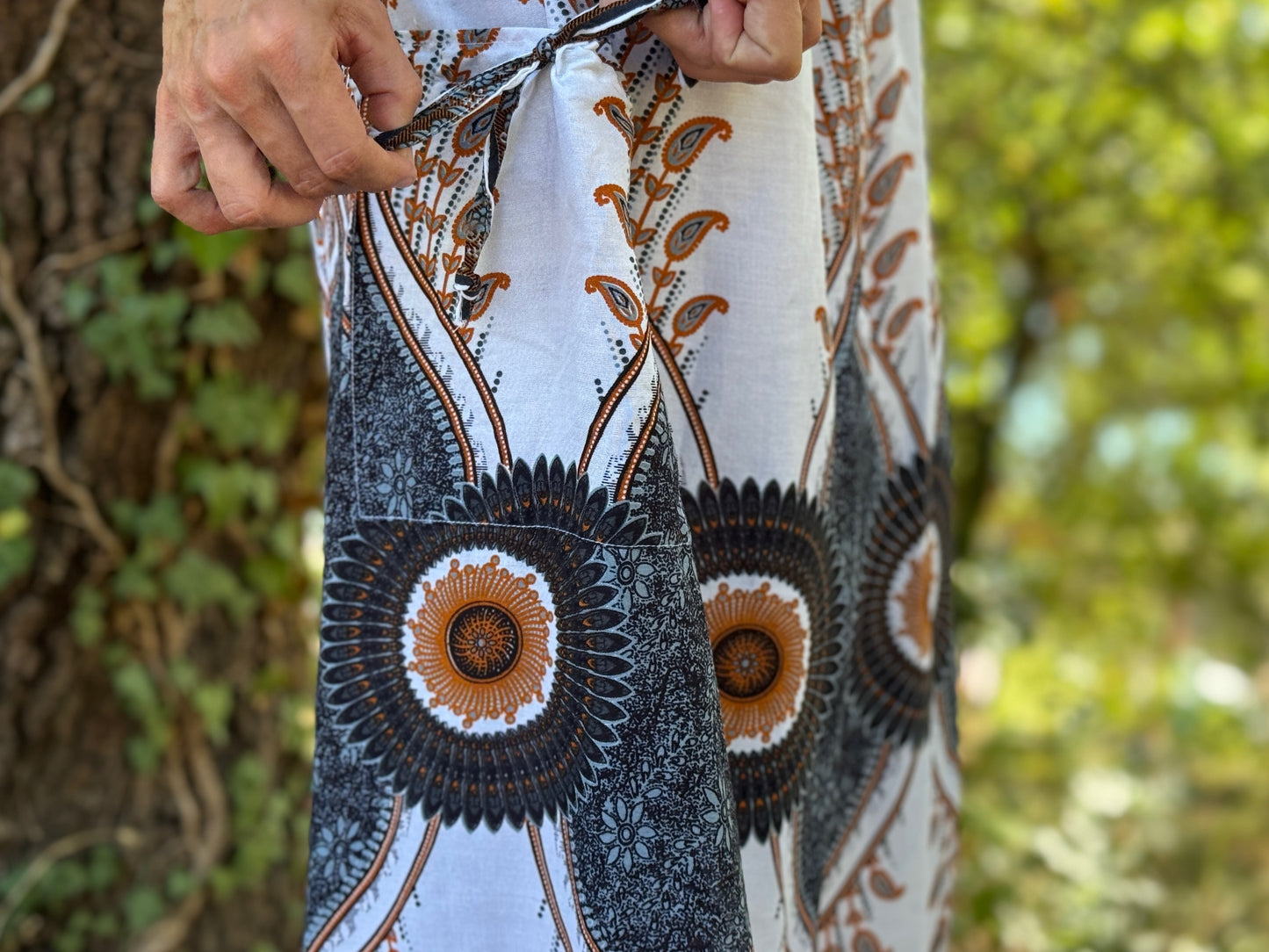 luftige Pluderhose in weiß mit floralem Pfauenmuster und zwei seitlichen Eingriffstaschen