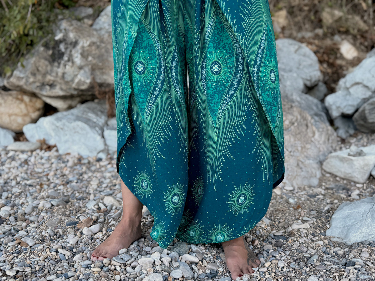 Boho Wickelhose für Damen in türkis mit Pfauenmuster