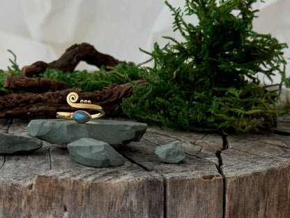 Zehenring mit Spirale, Pünktchen und Stein in Tropfenform aus Messing, vergoldet