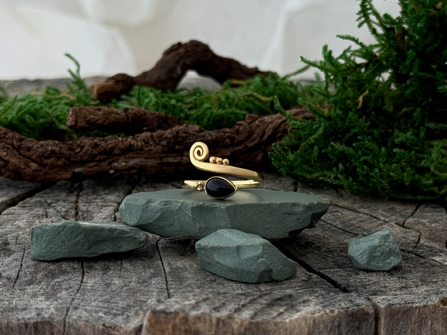 Zehenring mit Spirale, Pünktchen und Stein in Tropfenform aus Messing, vergoldet