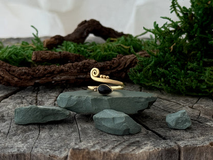 Zehenring mit Spirale, Pünktchen und Stein in Tropfenform aus Messing, vergoldet