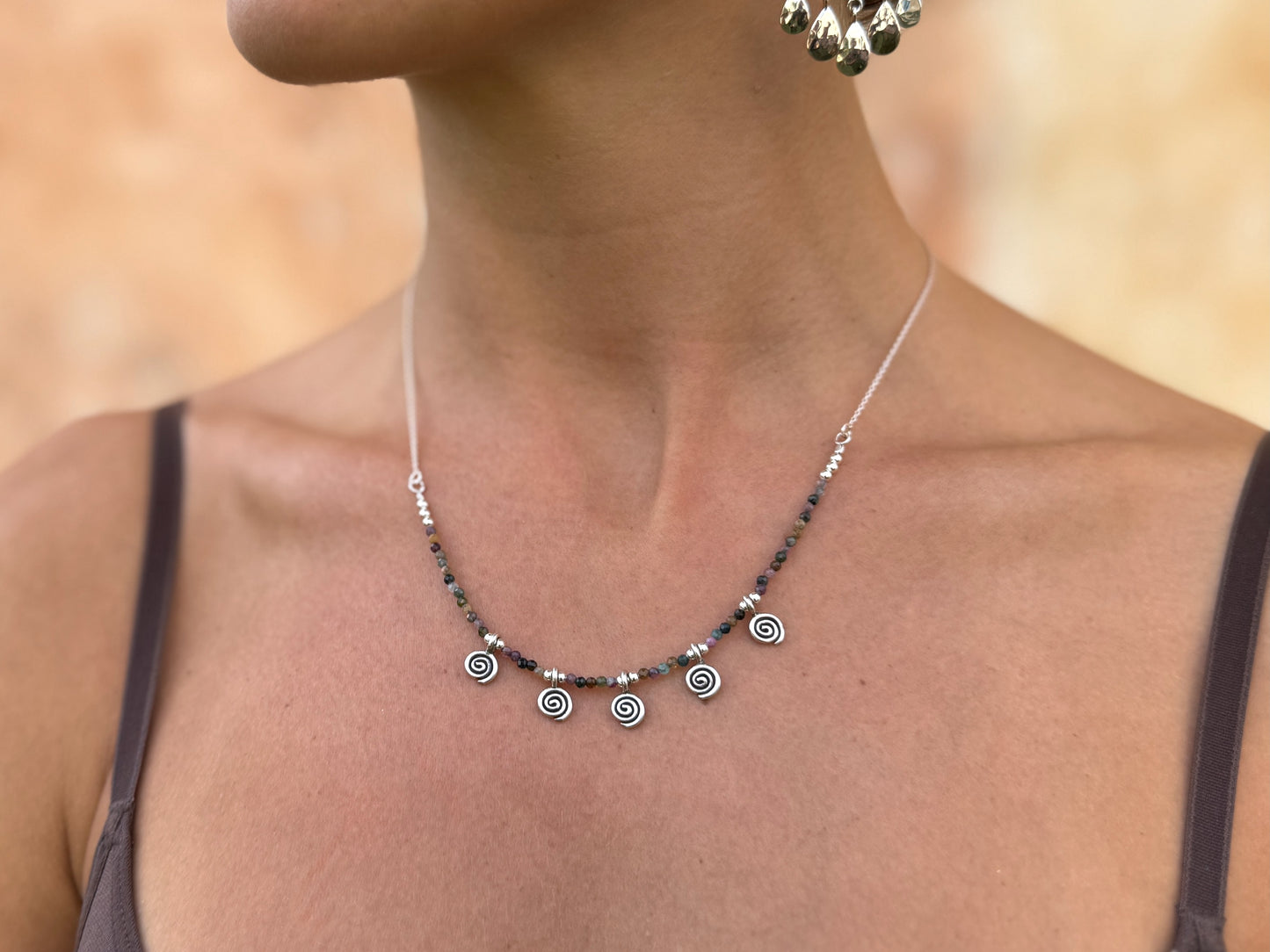 Kette mit 5 kleinen Spiralen und echten Turmalin Steinen, 925er Silber, längenverstellbar