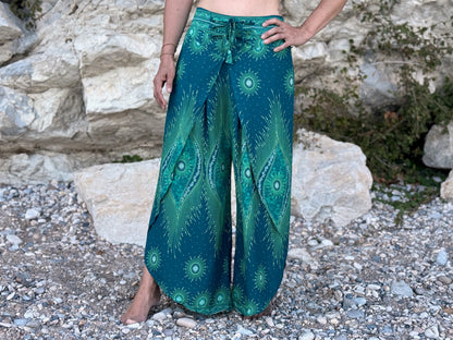 Boho Wickelhose für Damen in türkis mit Pfauenmuster