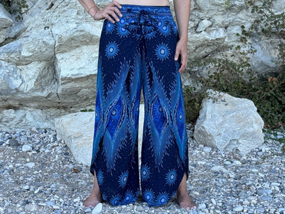 Boho Wickelhose für Damen in dunkelblau mit Pfauenmuster