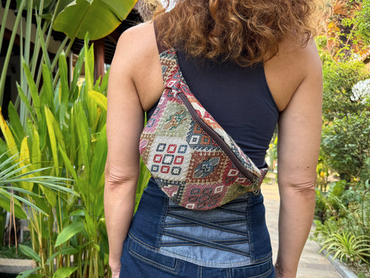 praktische bunte Bauchtasche mit Reißverschluss in weiß rosa grün orange