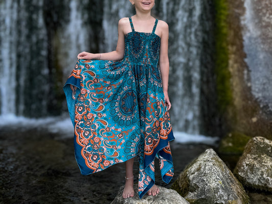 luftiges Elfenkleid für Kinder, türkis orange gemustertes Sommerkleid im Boho Look für Mädchen, Fransenkleid