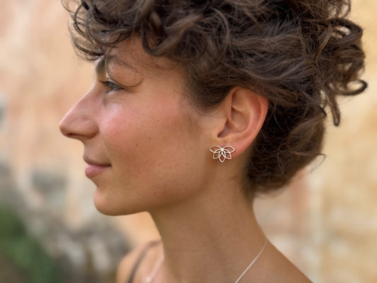 Ohrstecker halbe Lotusblume aus Silber