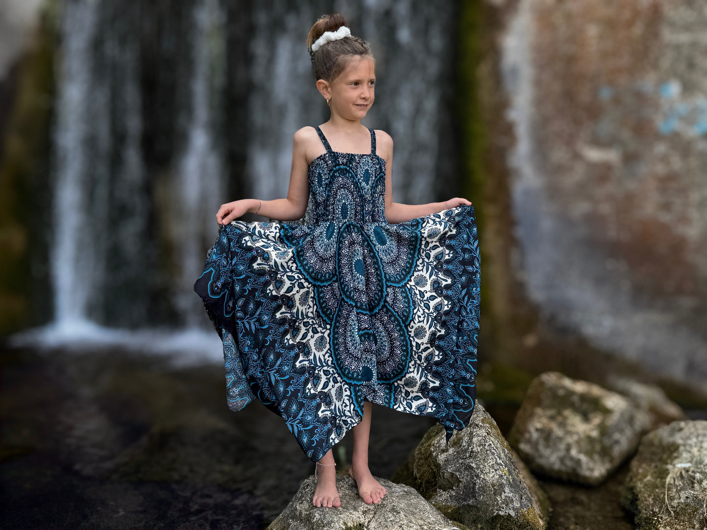luftiges Elfenkleid für Kinder, weiß blau gemustertes Sommerkleid im Boho Look für Mädchen, Fransenkleid