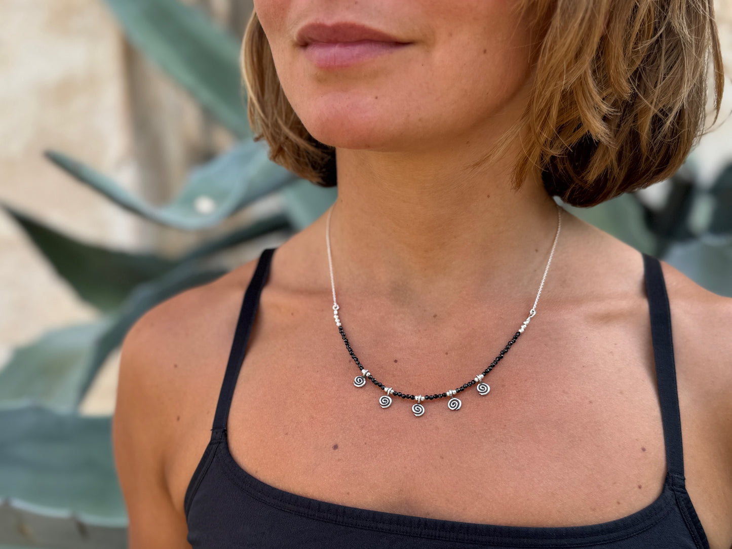 Kette mit 5 kleinen Spiralen und schwarzen Spinell Steinen, 925er Silber, längenverstellbar