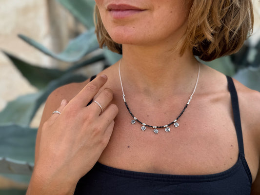 Kette mit 5 kleinen Spiralen und schwarzen Spinell Steinen, 925er Silber, längenverstellbar