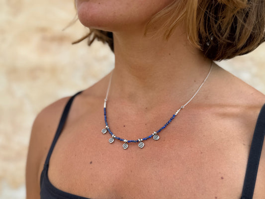 Kette mit 5 kleinen Spiralen und Lapislazuli Steinen, 925er Silber, längenverstellbar