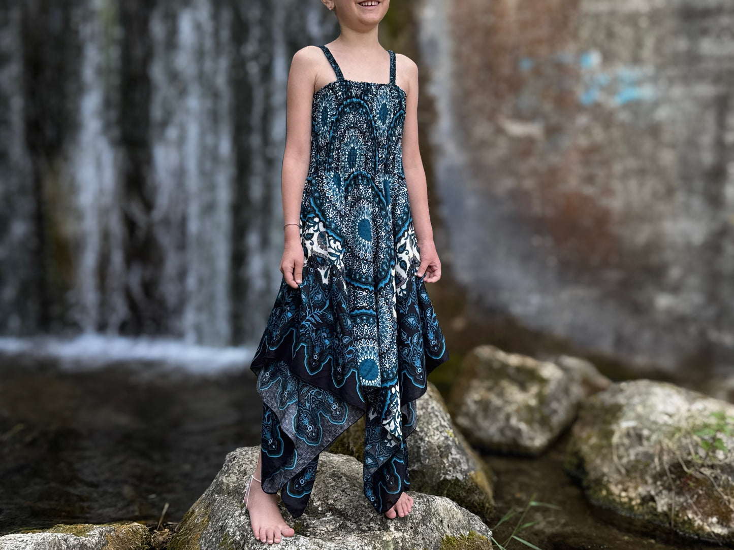luftiges Elfenkleid für Kinder, weiß blau gemustertes Sommerkleid im Boho Look für Mädchen, Fransenkleid