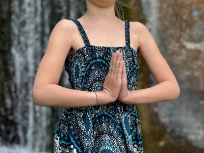 luftiges Elfenkleid für Kinder, weiß blau gemustertes Sommerkleid im Boho Look für Mädchen, Fransenkleid
