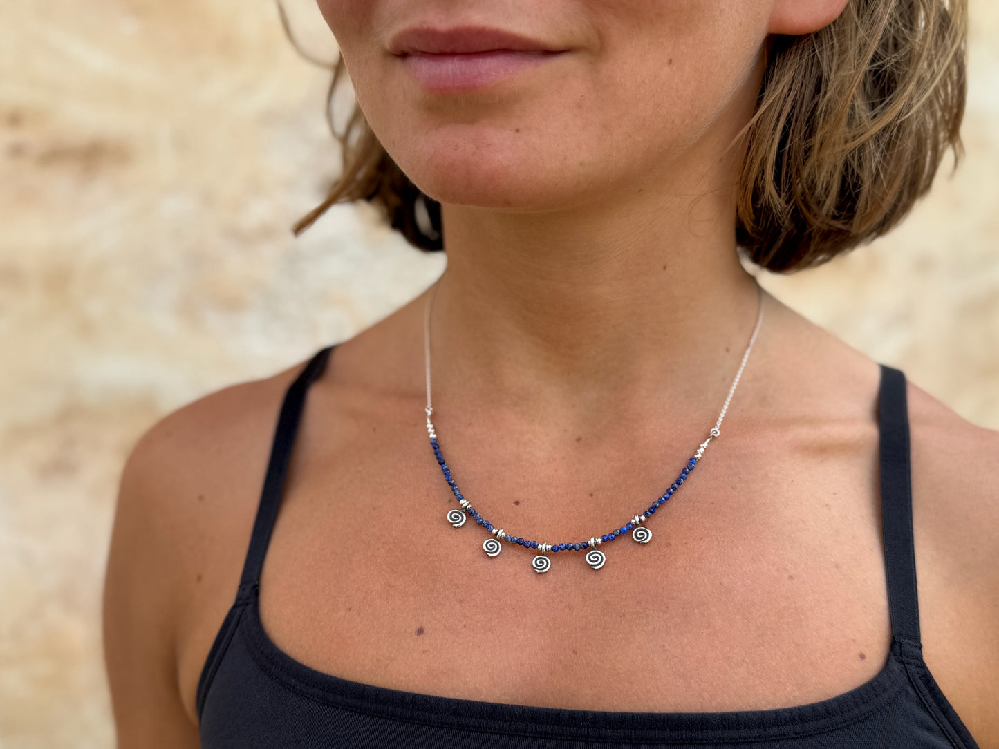 Kette mit 5 kleinen Spiralen und Lapislazuli Steinen, 925er Silber, längenverstellbar