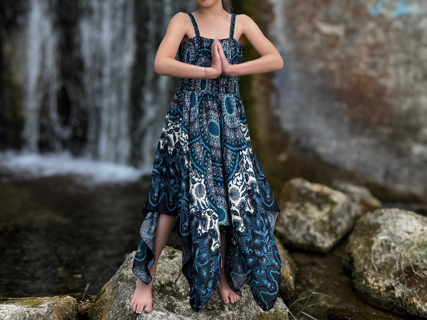 luftiges Elfenkleid für Kinder, weiß blau gemustertes Sommerkleid im Boho Look für Mädchen, Fransenkleid