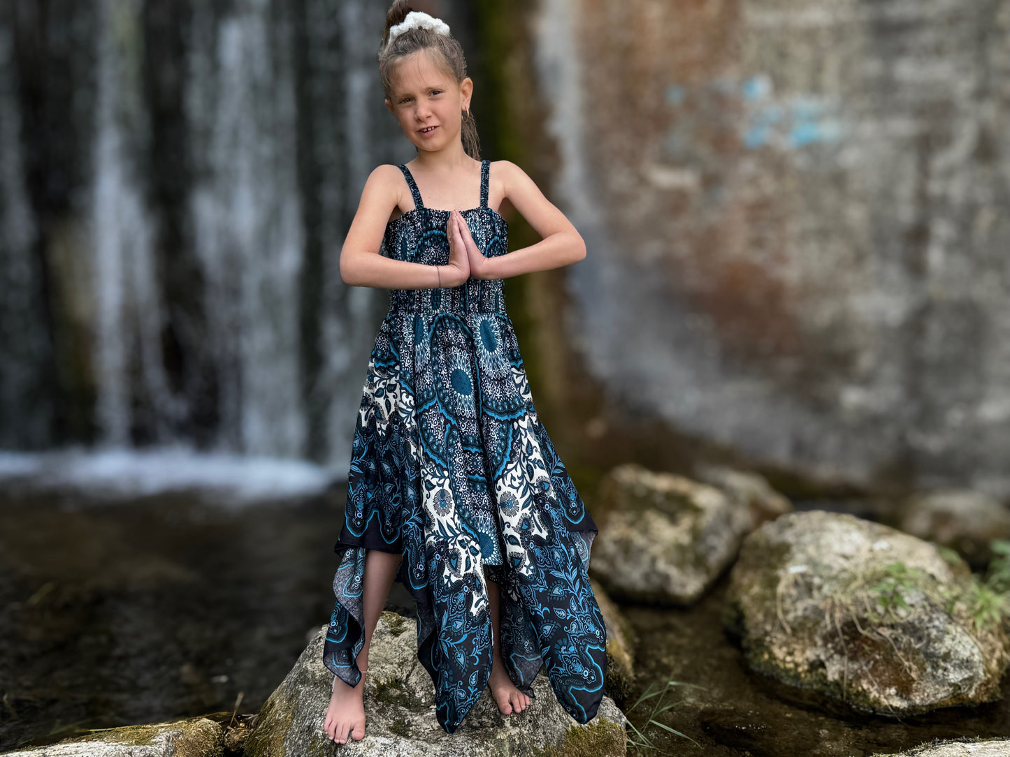 luftiges Elfenkleid für Kinder, weiß blau gemustertes Sommerkleid im Boho Look für Mädchen, Fransenkleid