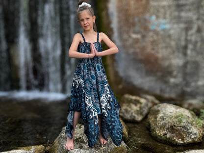 luftiges Elfenkleid für Kinder, weiß blau gemustertes Sommerkleid im Boho Look für Mädchen, Fransenkleid