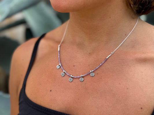 Kette mit 5 kleinen Spiralen und echten Amethyst Steinen, 925er Silber, längenverstellbar