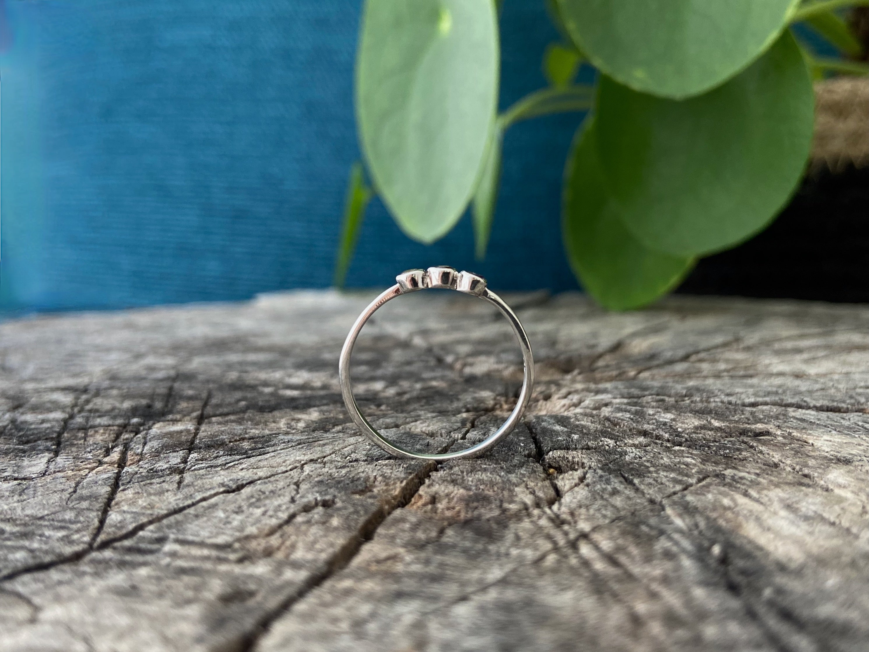 filigraner Ring mit Kügelchen und drei kleinen facettierten Steinen aus Silber