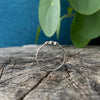 filigraner Ring mit Kügelchen und drei kleinen facettierten Steinen aus Silber