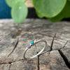 filigraner Ring mit drei kleinen facettierten Steinen aus Silber, blau Töne