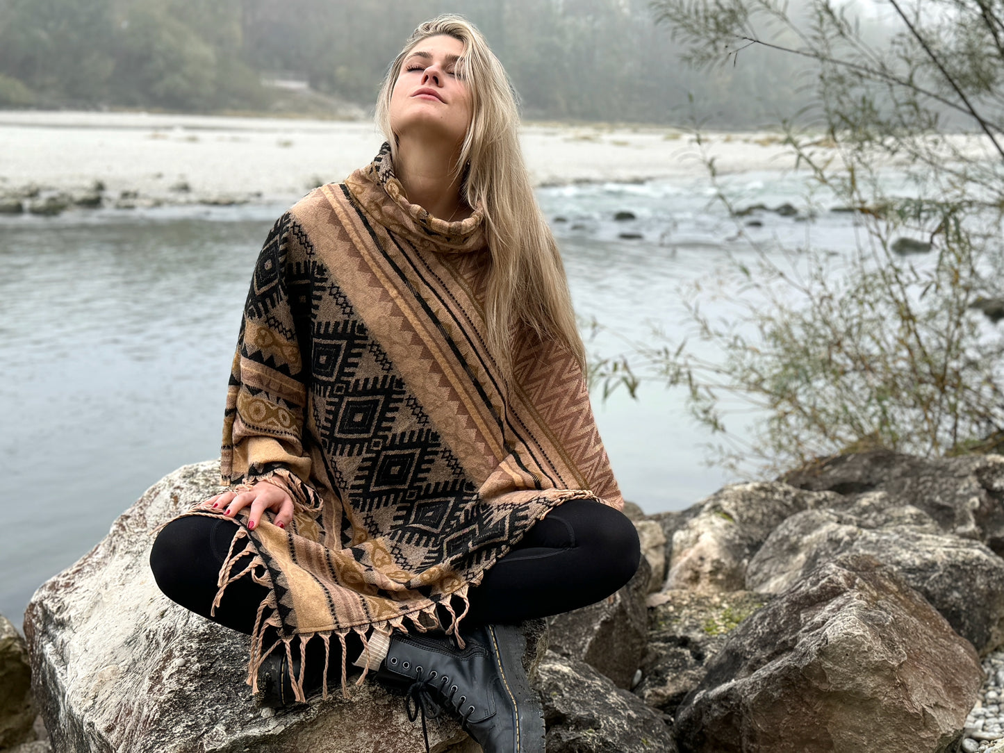 gemütlicher warmer Poncho, Überwurf, Bohemian Poncho, Boho Überwurf schwarz/braun/beige 003