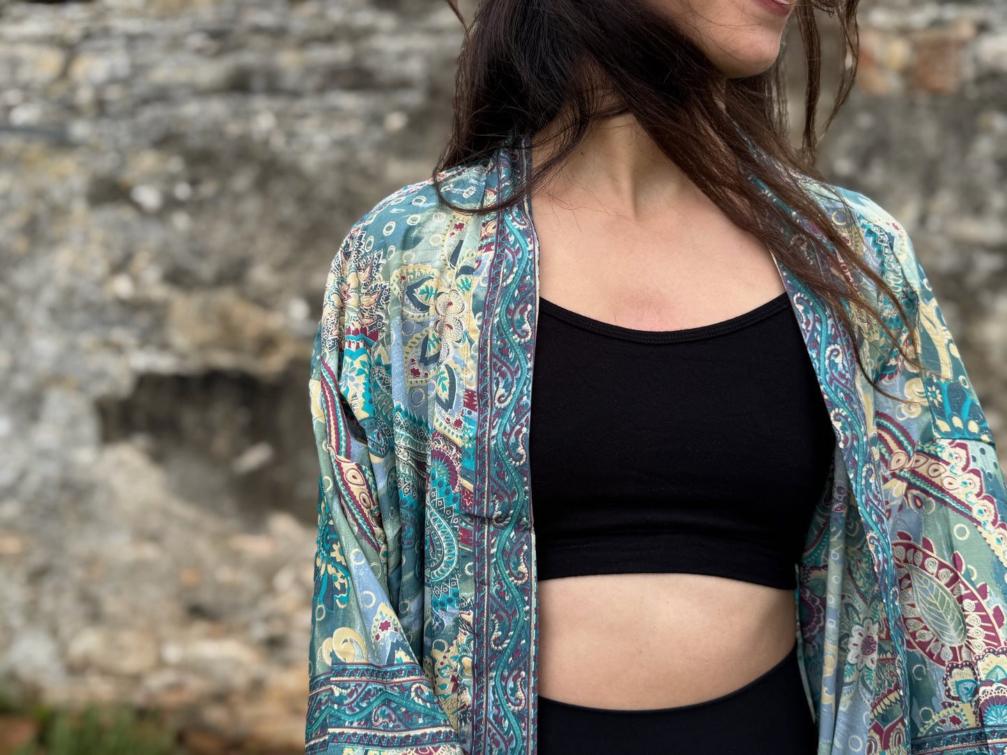 Boho Kimono mit filigranem Muster – Leichter Überwurf für Damen in grün blau magenta beige gold
