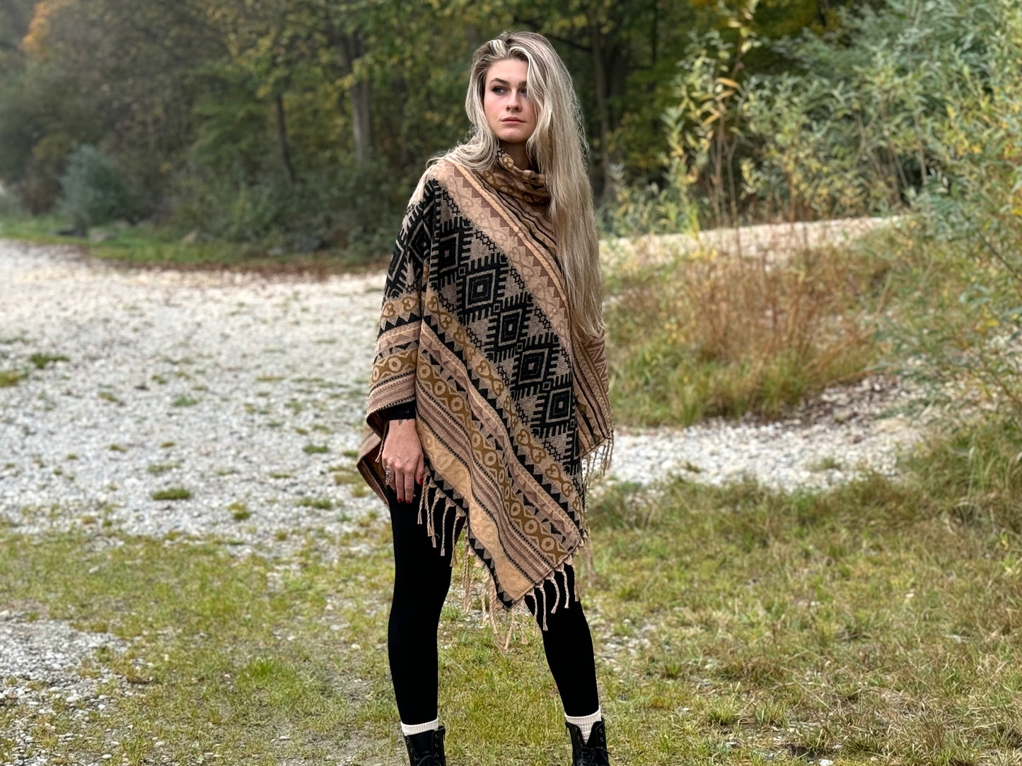 gemütlicher warmer Poncho, Überwurf, Bohemian Poncho, Boho Überwurf schwarz/braun/beige 003